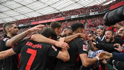 Bayer Leverkusen sicherte sich am 29. Spieltag mit dem 5:0-Sieg gegen Werder Bremen erstmals in der Vereinsgeschichte die Deutsche Meisterschaft. Für Spieler und Fans gab es kein Halten mehr.