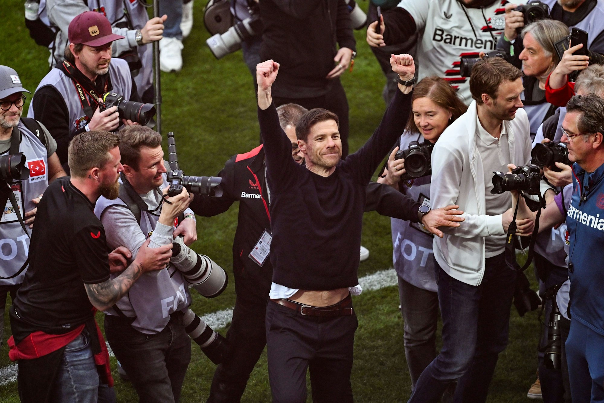 Leverkusens Trainer Xabi Alonso jubelt über den Gewinn der Deutschen Meisterschaft.