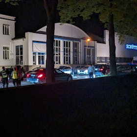 Die Alfred-Schütte-Allee bei Nacht. Das Ordnungsamt patrouilliert auf der Allee, am Straßenrand stehen die Autos der Raser- und Poserszene Kölns. Foto von Florian Holler