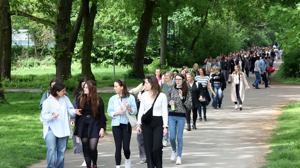 Bei ihrem Spaziergang durch Köln machten die Teilnehmenden von „Cologne Girls Talking &amp; Walking“ auf die Krankheit Endometriose aufmerksam.




