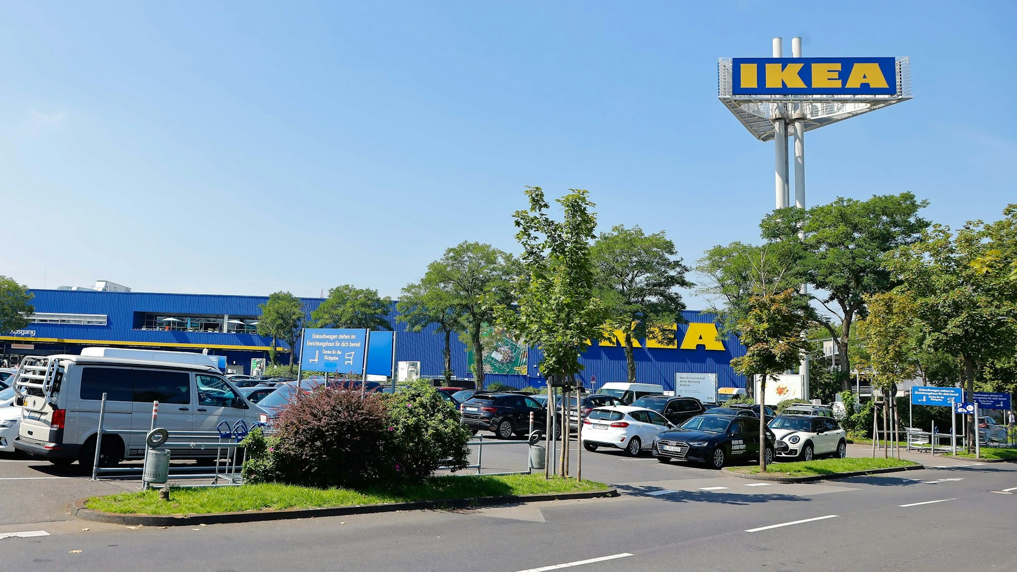 Aussenansicht der Ikea-Filiale in Köln-Godorf