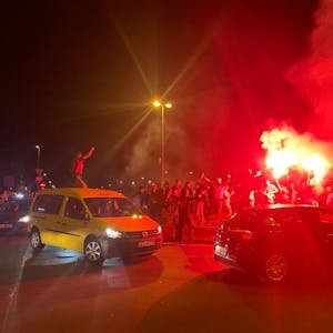 Fans stürmen Kreisel mit Feuerwerk und bengalos am Kreisel Ecke Küppersteger Straße, nicht weit entfernt vom Stadion