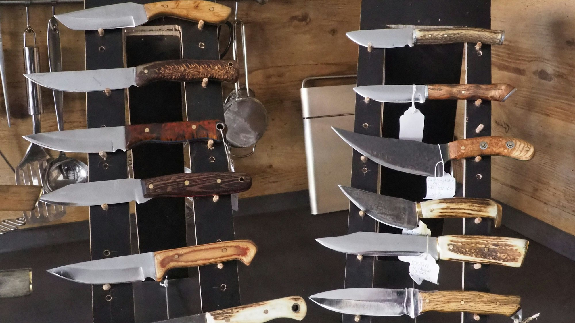 Das Bild zeigt zahlreiche Messer in der Küche der Klinkhammers.