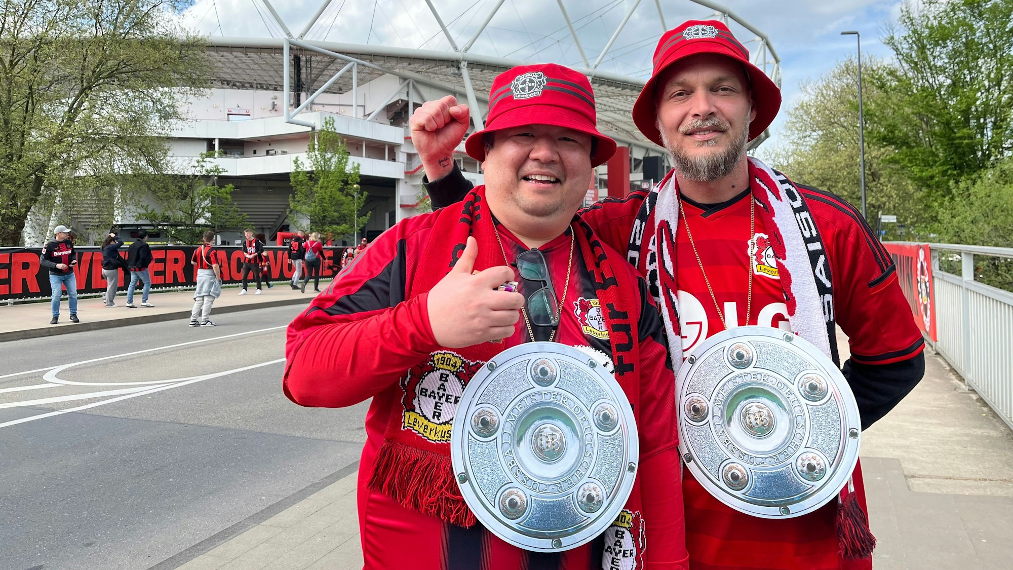 Die Leverkusen Fans Ji und Elma stehen vor dem Stadion.