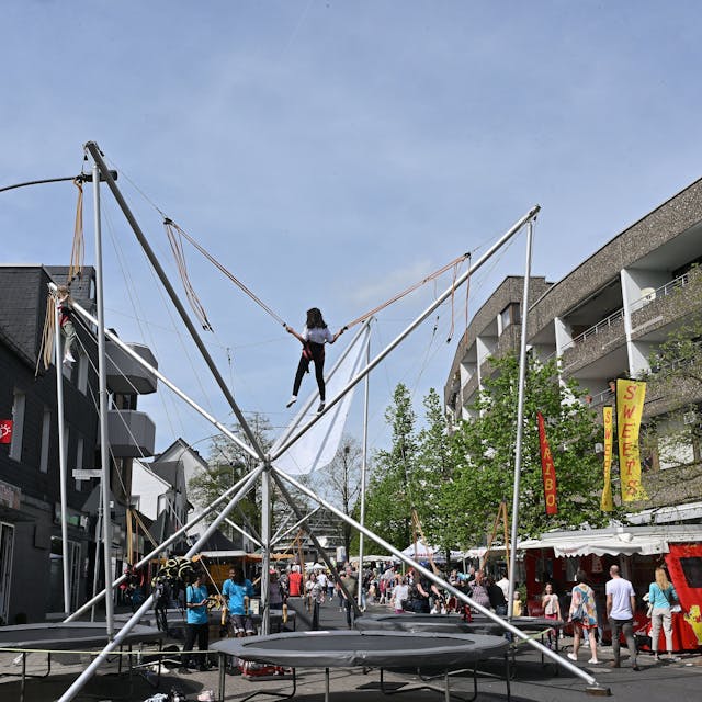 Das Foto zeigt ein Trampolin beim Frühlingsfest in Bensberg
