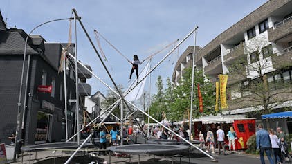 Das Foto zeigt ein Trampolin beim Frühlingsfest in Bensberg