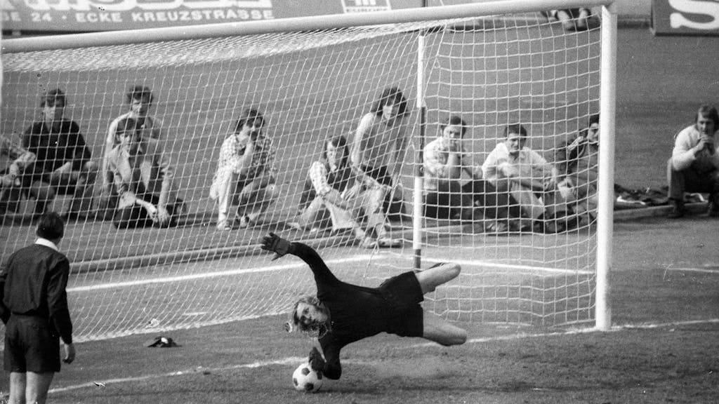 DFB-Pokal Finale 1972/1973 in Düsseldorf, Torwart Gerhard Welz (1. FC Köln) pariert den Elfmeter von Jupp Heynckes (Borussia Mönchengladbach, nicht im Bild).