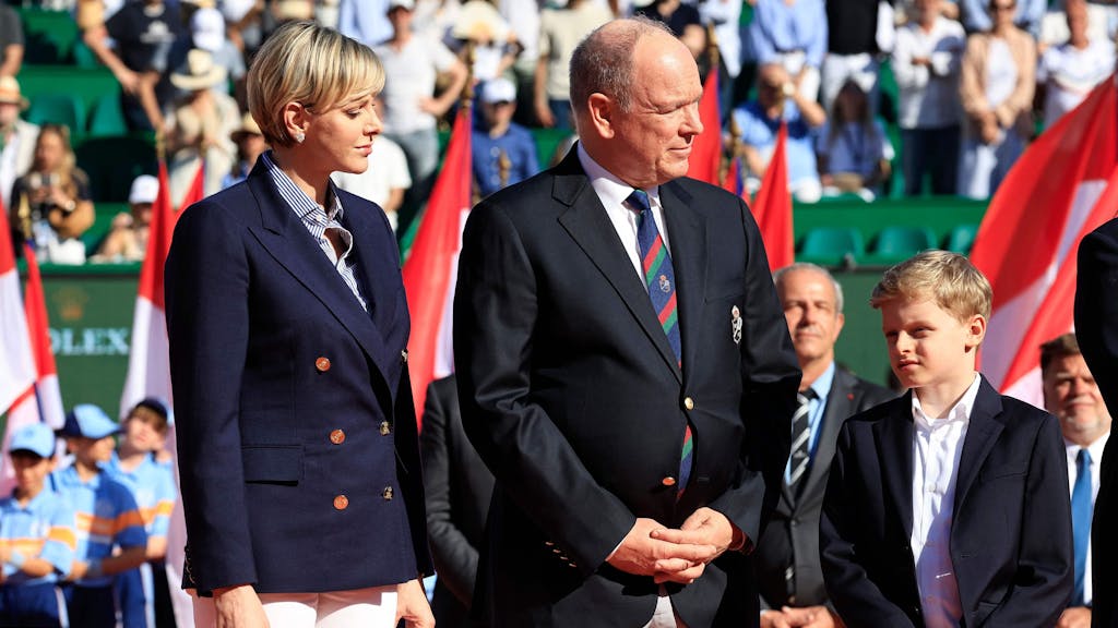 Zeigten sich beim Tennis-Turnier am 14. April 2024 in Monte Carlo im Partnerlook: Fürstin Charlène, Fürst Albert und Thronfolger Jacques.