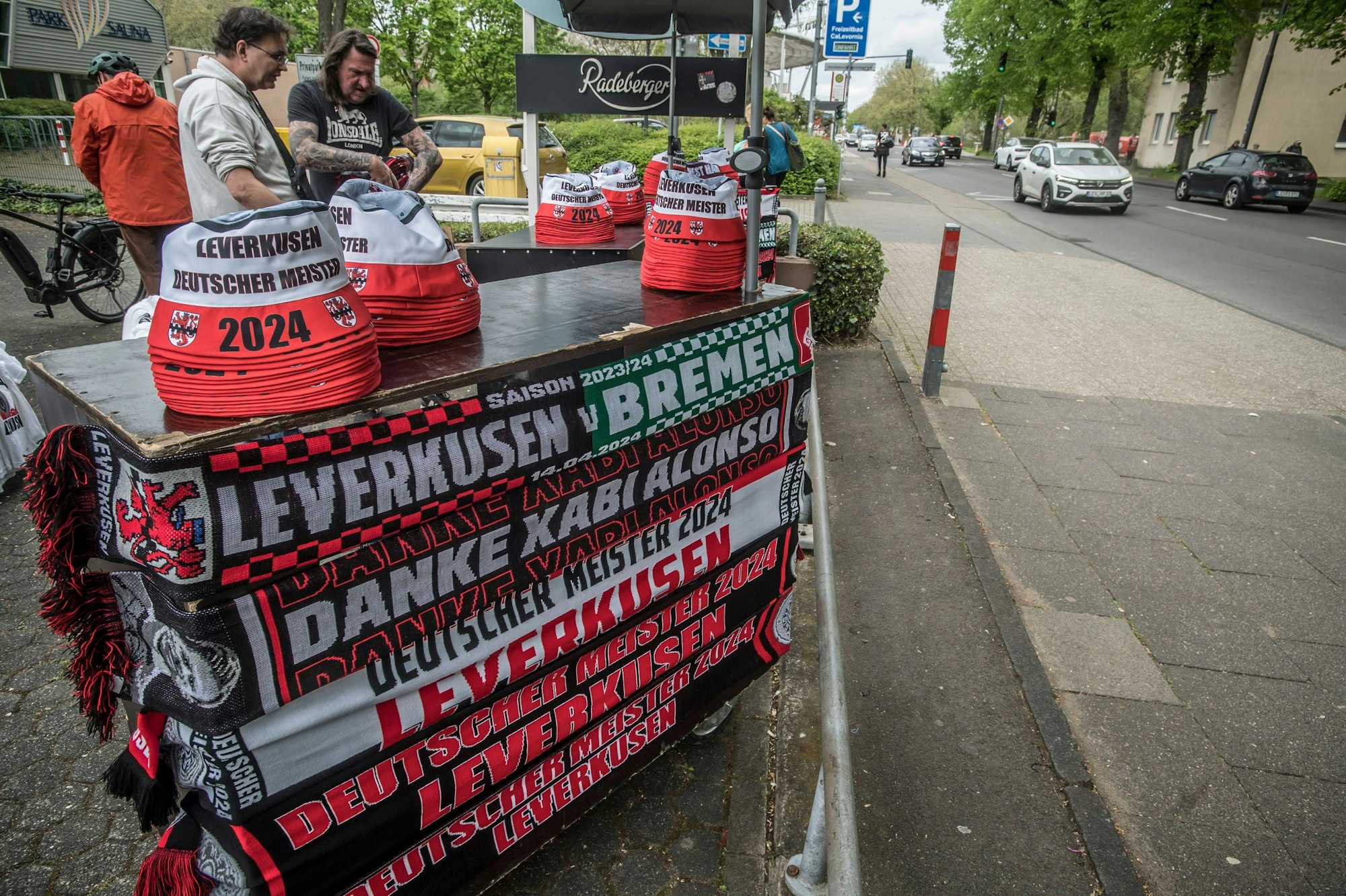 Leverkusen Deutscher Meister: Die Fanartikel liegen parat. Stadionumgebung vor dem Spiel. Foto: Ralf Krieger