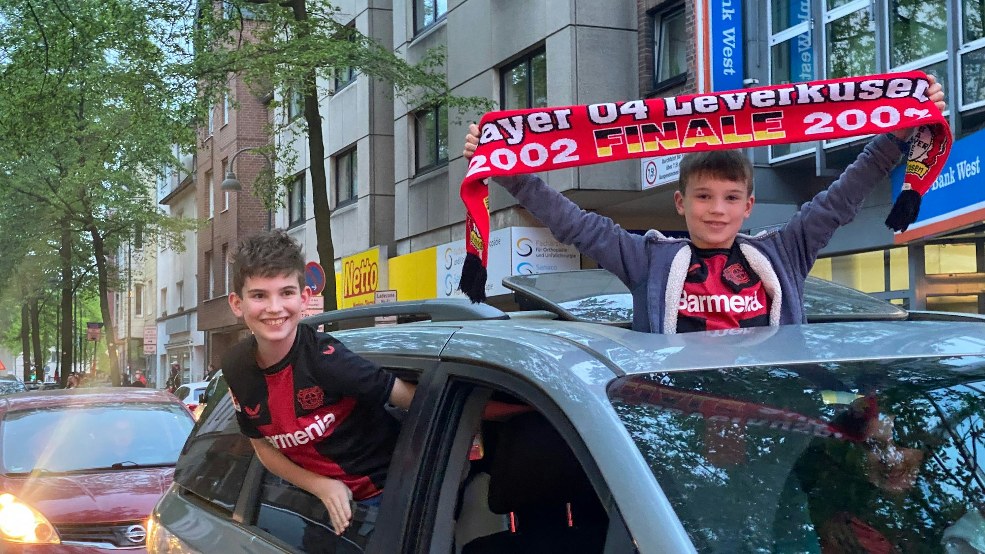 Junge Fans bejubeln den Meister-Coup von Bayer 04.