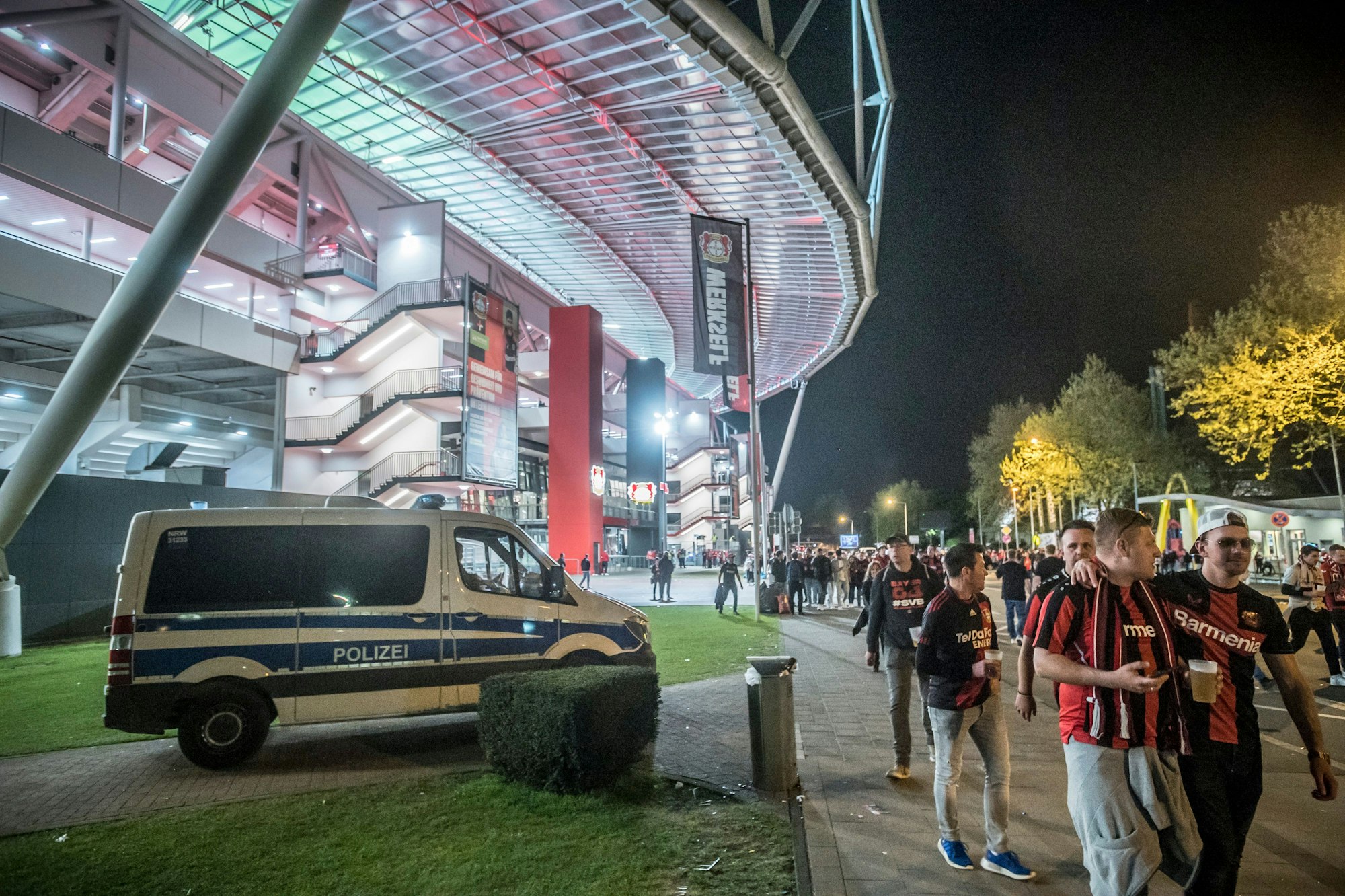 Fans feiern Stunden nach dem Spiel und halten sich noch auf den straßen rund ums Stadion auf.. Foto: Ralf Krieger