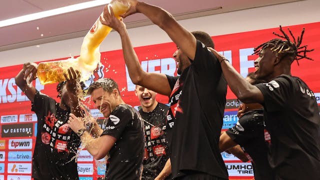 Leverkusens Trainer Xabi Alonso Leverkusen wird bei der Pressekonferenz von einer Bierdusche überrascht.