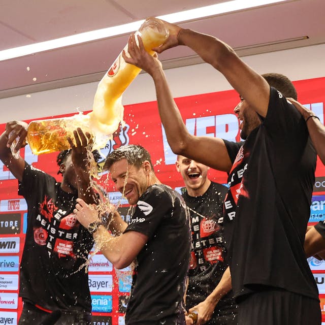 Leverkusens Trainer Xabi Alonso Leverkusen wird bei der Pressekonferenz von einer Bierdusche überrascht.