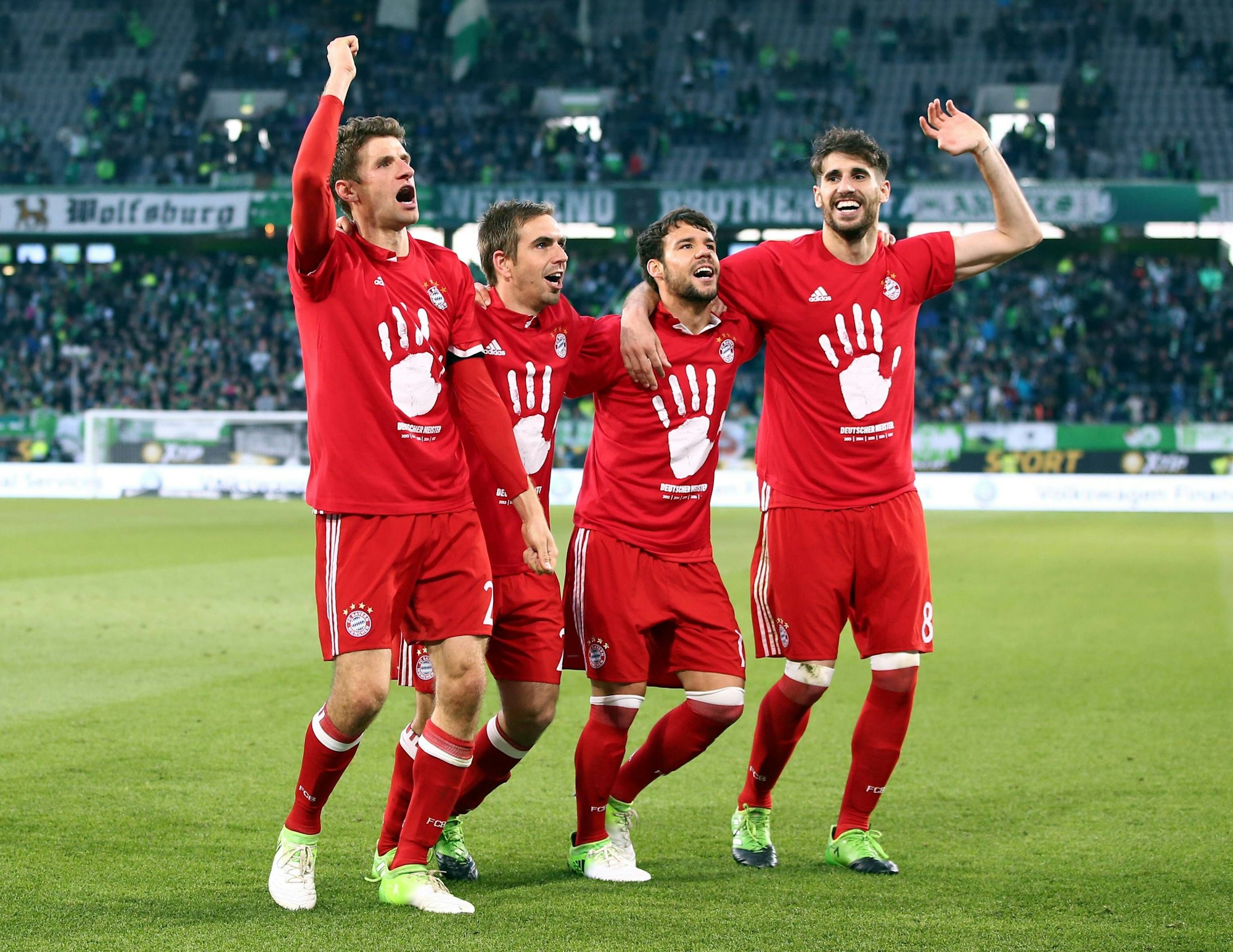 Thomas Müller, Philipp Lahm, Juan Bernat, Javier Martinez feiernd