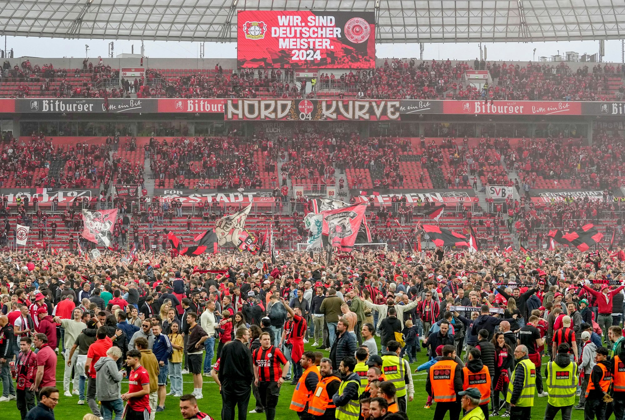 Nach dem Sieg gegen Bremen und dem Gewinn der Meisterschaft feierten viele Fans von Bayer Leverkusen auf dem Rasen.