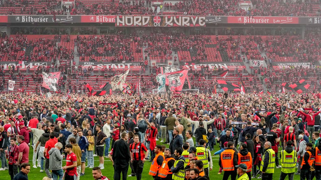 Nach dem Sieg gegen Bremen und dem Gewinn der Meisterschaft feierten viele Fans von Bayer Leverkusen auf dem Rasen.