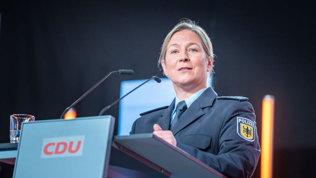 Claudia Pechstein, Olympiasiegerin im Eissschnelllauf, spricht in ihrer Uniform als Bundespolizistin beim CDU-Grundsatzkonvent im Juni 2023.