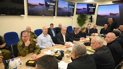 Dieses vom Pressebüro der israelischen Regierung zur Verfügung gestellte Bild zeigt Benjamin Netanjahu (Mitte), Ministerpräsident von Israel, bei einer Sitzung des Kriegskabinetts am 14. April 2024 im israelischen Verteidigungsministerium.