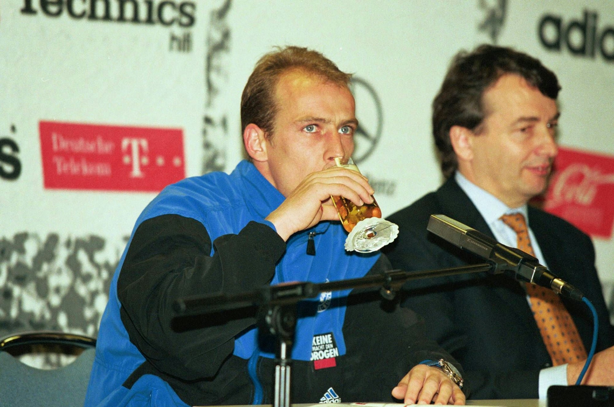 Mario Basler gönnt sich während der Pressekonferenz des DFB einen Schluck Bier  