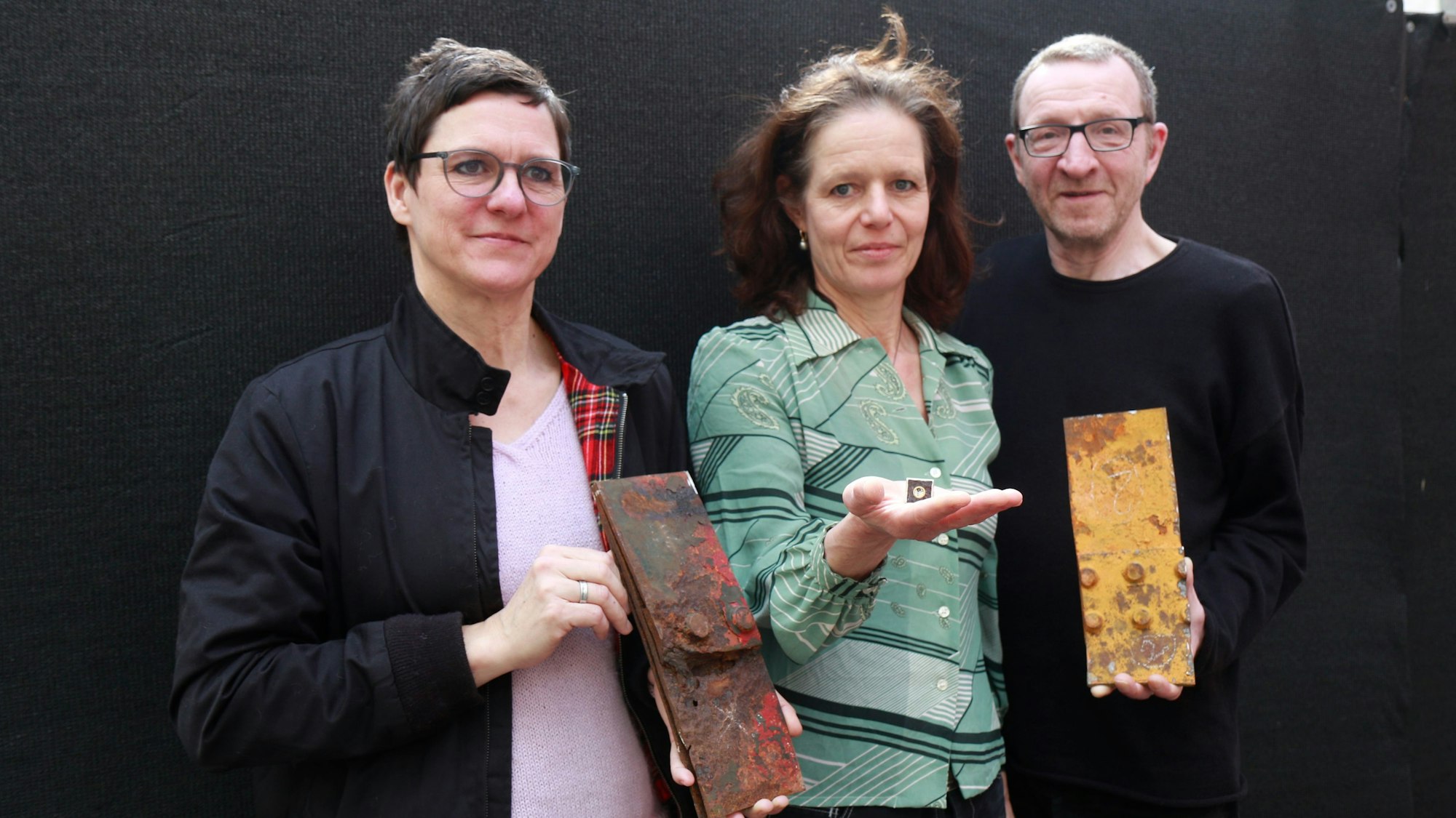 Zu sehen sind die Künstlerinnen und Künstler Ines Lang, Bettina Schön und Rupert Franzen (v.l.) mit Kumnstwerken.