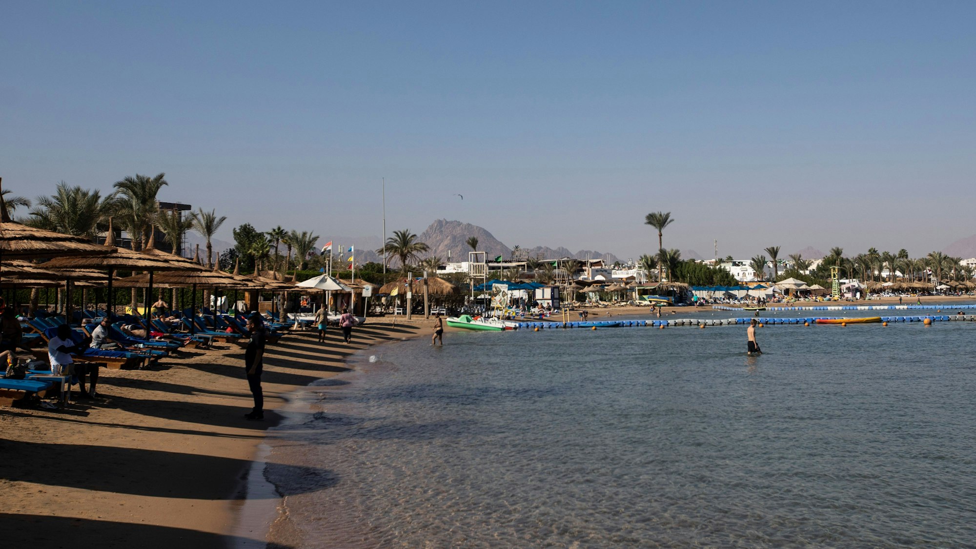 Blick auf den Strand im ägyptischen Sharm el-Sheikh auf der Sinai-Halbinsel (Archivbild): Auch für Ägypten hat das Auswärtige Amt eine Teilreisewarnung herausgegeben.