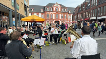 Eine Musikkapelle spielt auf dem Guidelplatz im Herzen von Brauweiler.