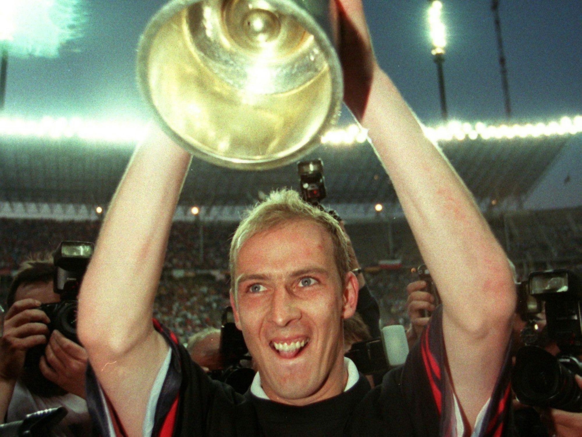 Mario Basler feiert mit DFB-Pokal 1998