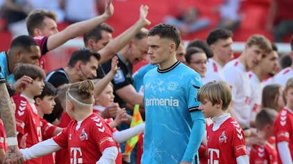 Florian Wirtz von Bayer 04 Leverkusen klatscht im Spiel bei seinem Ex-KLub 1. FC Köln mit den Ballkindern ab.
