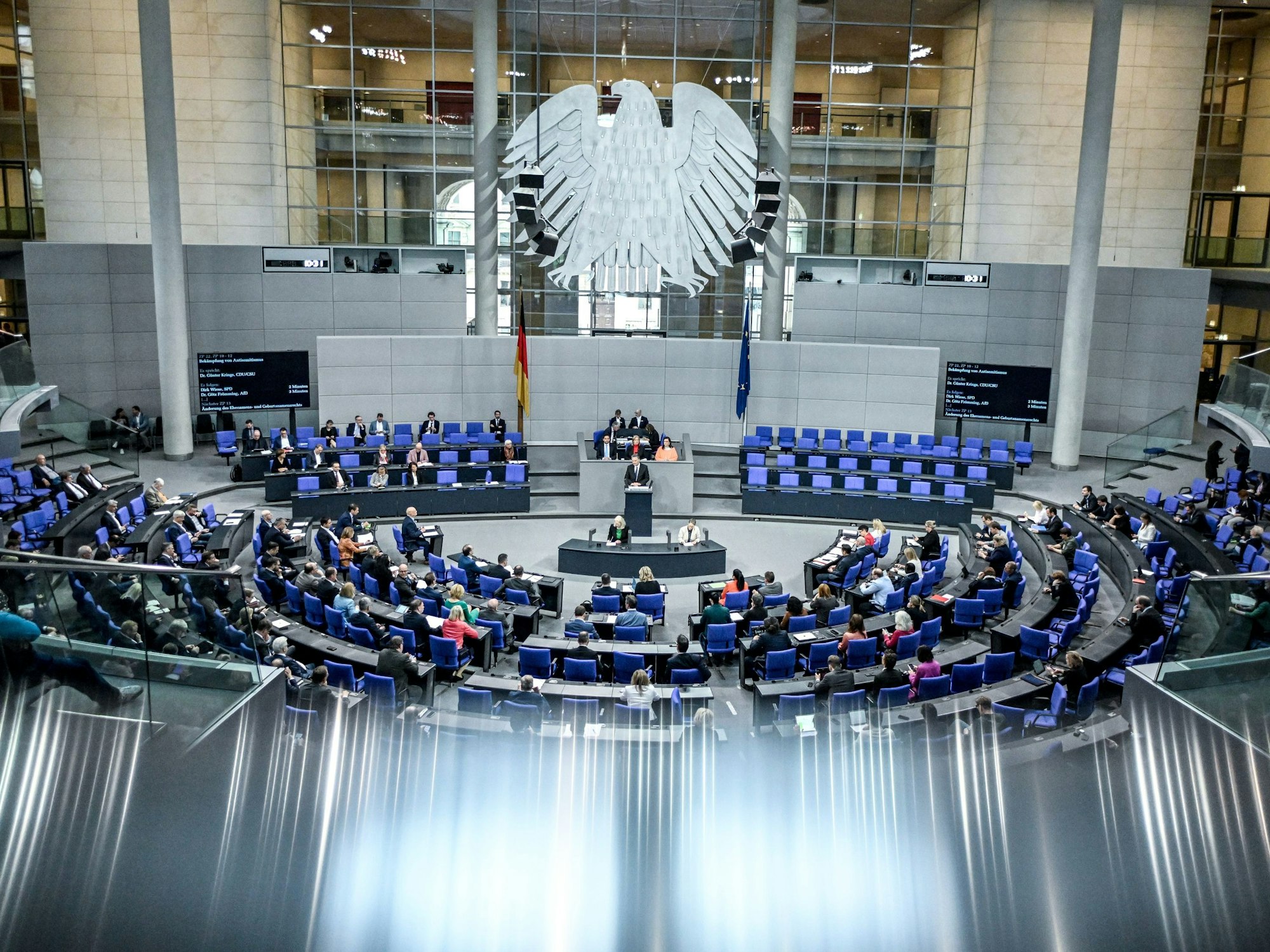 Abgeordnete nehmen am 12. April 2024 an der 164. Sitzung des Bundestages teil. Debattiert wird unter anderem über die Bezahlkarte für Asylsuchende, die Bekämpfung von Antisemitismus, Änderung im Namensrecht, Regulierung von Mobilitätsdaten und die Abstimmung über das Gesetz zur Selbstbestimmung beim Geschlechtseintrag.