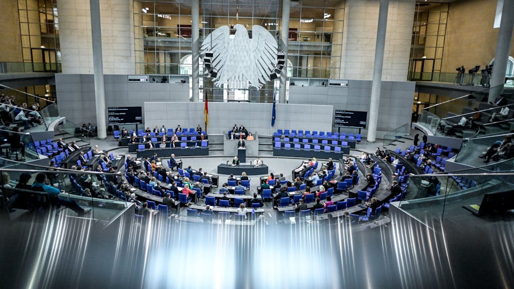 Abgeordnete nehmen am 12. April 2024 an der 164. Sitzung des Bundestages teil. Debattiert wird unter anderem über die Bezahlkarte für Asylsuchende, die Bekämpfung von Antisemitismus, Änderung im Namensrecht, Regulierung von Mobilitätsdaten und die Abstimmung über das Gesetz zur Selbstbestimmung beim Geschlechtseintrag.
