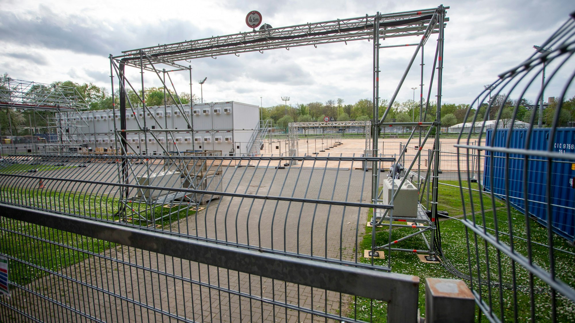Auf der Westkampfbahn neben dem Stadion stapeln sich Bürocontainer, in Kürze soll das Medienzentrum aufgebaut werden.