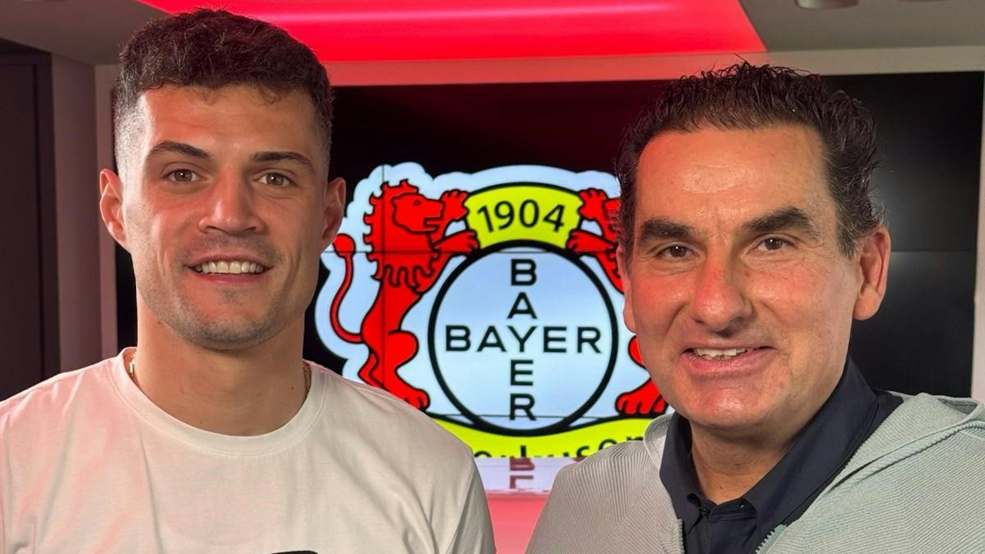 Auf dem Foto ist RTL-Sportreporter Felix Görner mit Granit Xhaka von Bayer Leverkusen zu sehen.