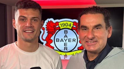 Auf dem Foto ist RTL-Sportreporter Felix Görner mit Granit Xhaka von Bayer Leverkusen zu sehen.
