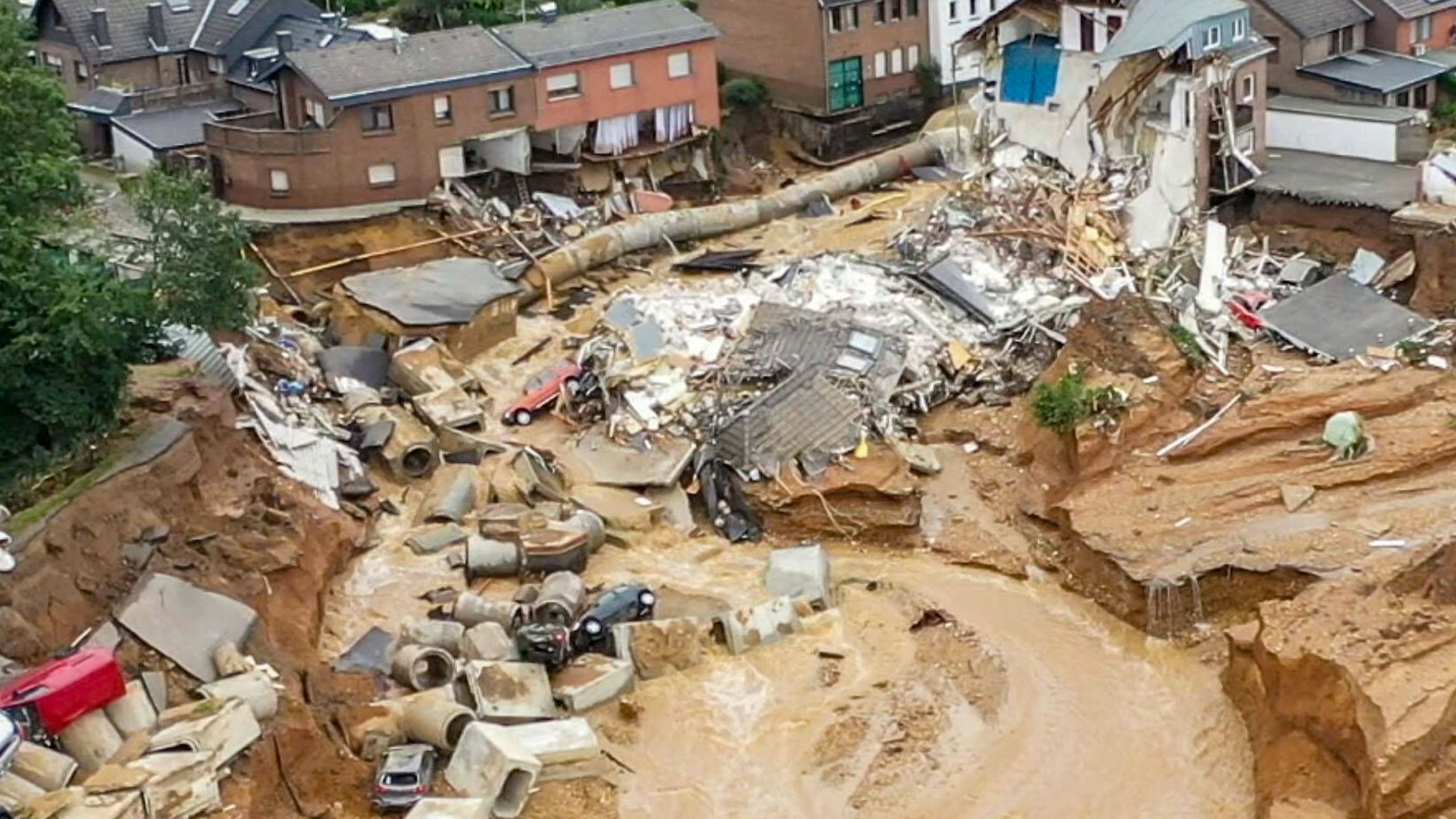 Das Bild zeigt den Stadtteil Erftstadt-Blessem aus der Vogelperspektive. Mehrere Häuser stürzten durch die Flutkatastrophe ein.