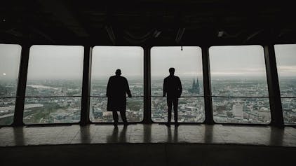 Die Kommissare Max Ballauf (Klaus J. Behrendt, re.) und Freddy Schenk (Dietmar Bär) blicken vom Colonius auf das Kölner Stadtpanorama mit dem Kölner Dom.