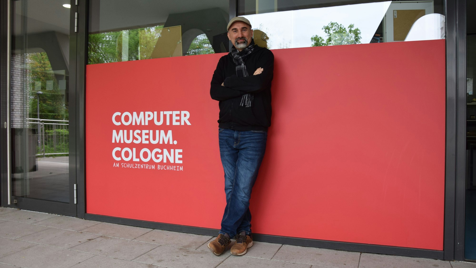 Informatik-Lehrer Nihat Sevinc vor dem Raum, in dem bald alte Technik zu bestaunen sein wird.