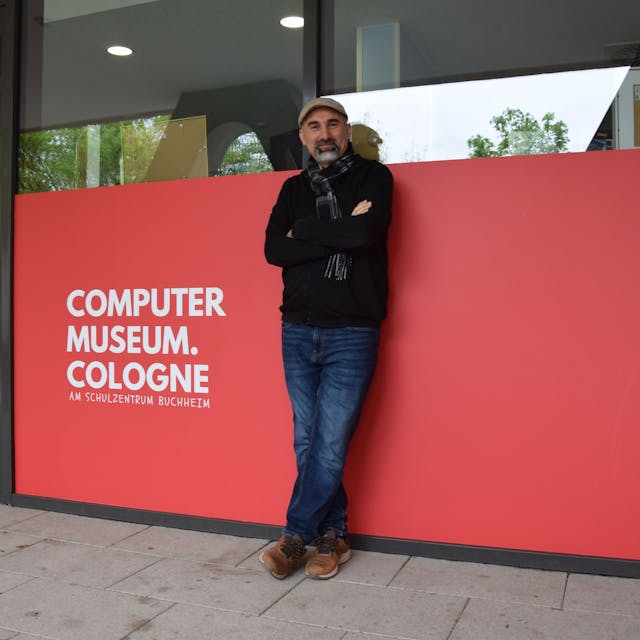 Informatik-Lehrer Nihat Sevinc vor dem Raum, in dem bald alte Technik zu bestaunen sein wird.