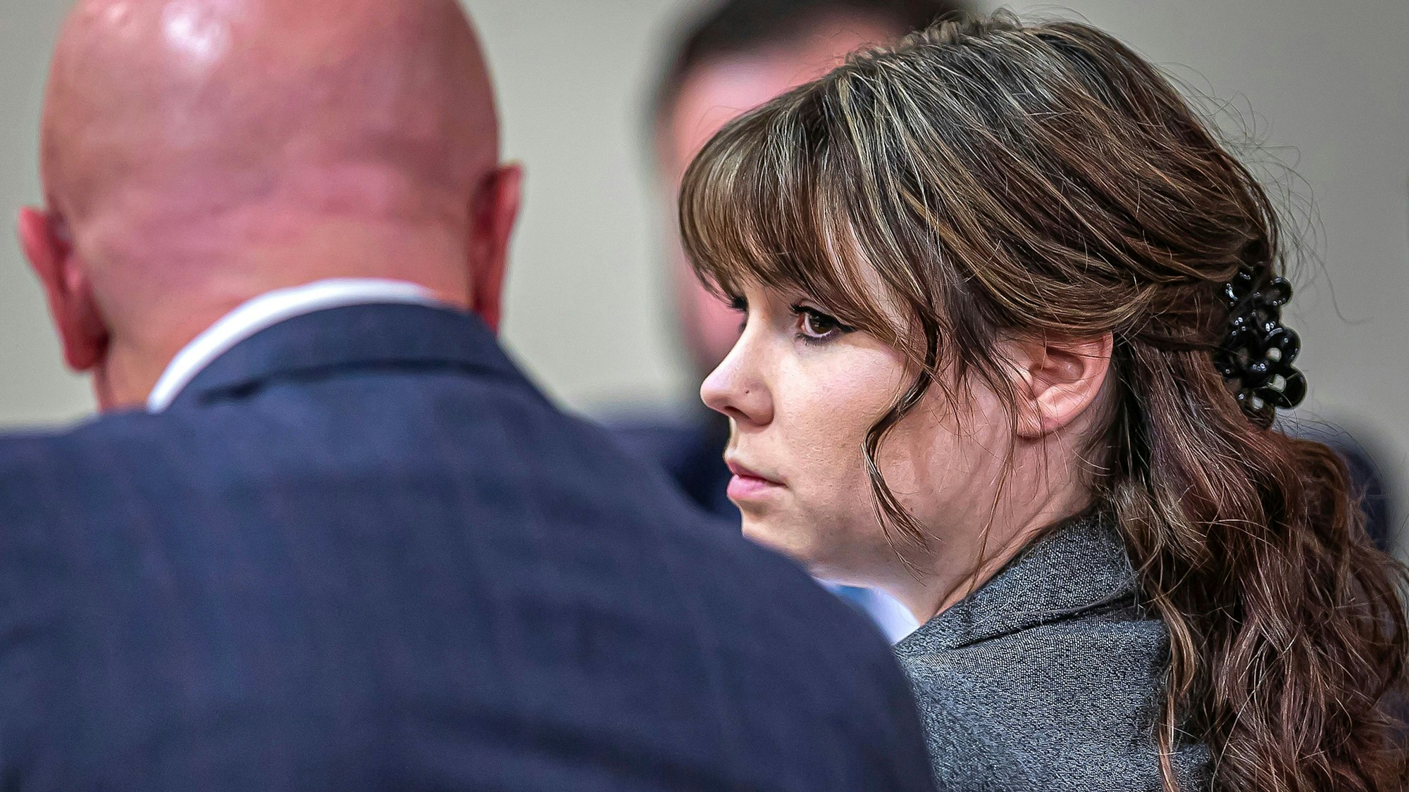 Hannah Gutierrez-Reed, Film-Waffenmeisterin beim Dreh des Westerns „Rust“, unterhält sich mit ihrem Anwalt Jason Bowles im Gerichtssaal bei ihrem Prozess wegen fahrlässiger Tötung und Manipulation von Beweismitteln.