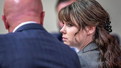 Hannah Gutierrez-Reed, Film-Waffenmeisterin beim Dreh des Westerns „Rust“, unterhält sich mit ihrem Anwalt Jason Bowles im Gerichtssaal bei ihrem Prozess wegen fahrlässiger Tötung und Manipulation von Beweismitteln.