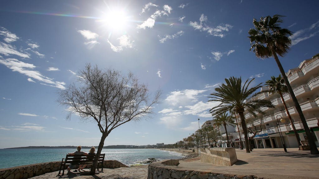 Die Sonne scheint auf Mallorca bei frühlingshaften Temperaturen um die 20 Grad Celsius.