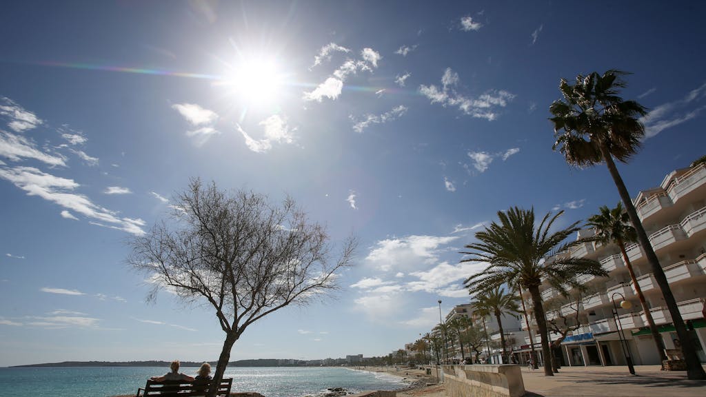 Die Sonne scheint auf Mallorca bei frühlingshaften Temperaturen um die 20 Grad Celsius.