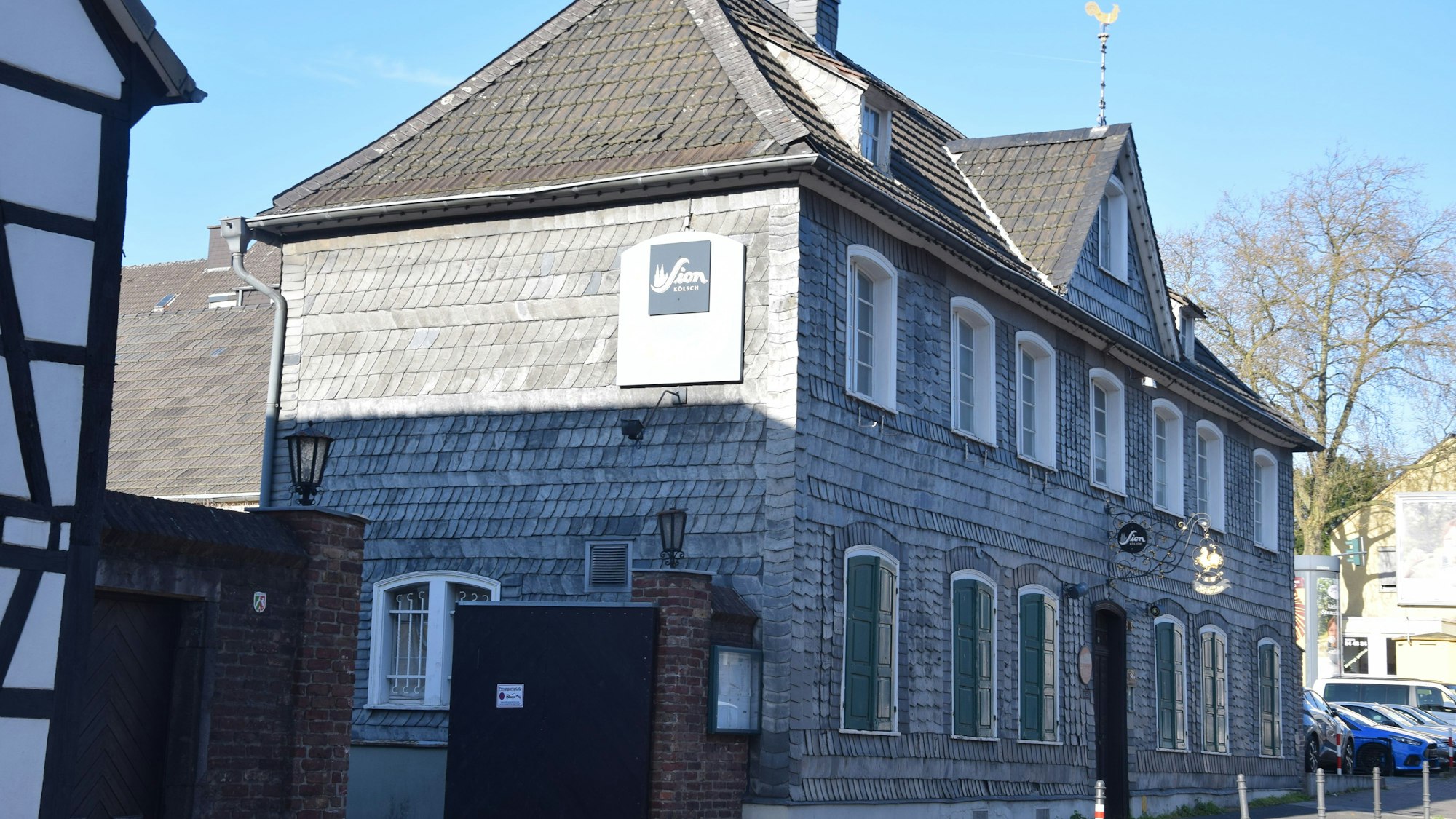 Blick auf die Fassade des Denkmalgeschützten Gasthaus „Em Hähnche“ in Brück. Foto von Rika Kulschewski