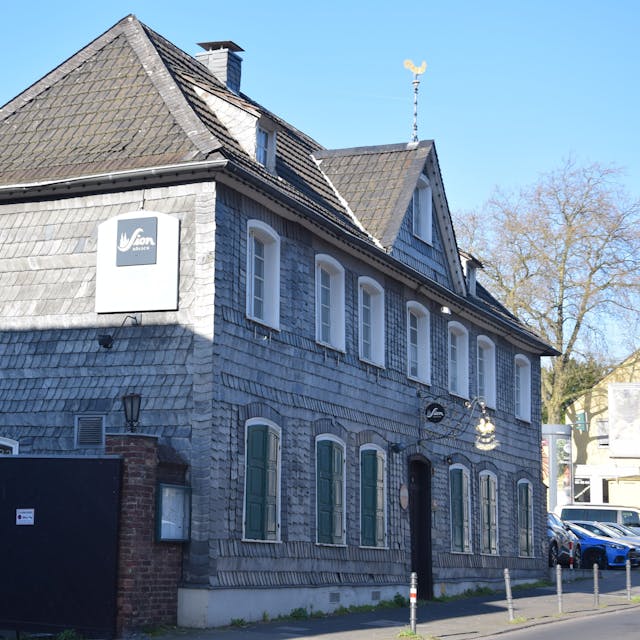 Blick auf die Fassade des Denkmalgeschützten Gasthaus „Em Hähnche“ in Brück. Foto von Rika Kulschewski