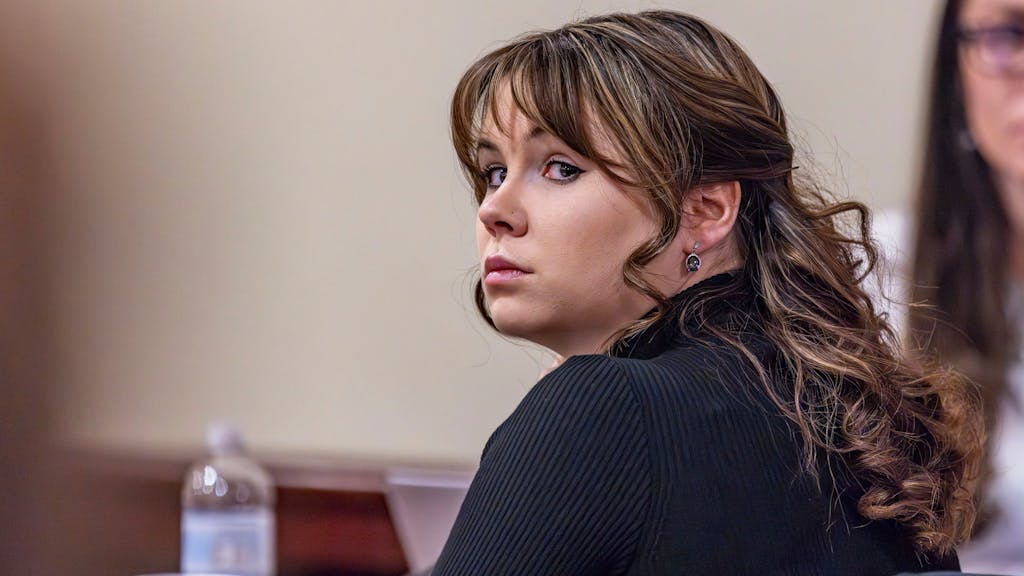 Hannah Gutierrez-Reed, ehemalige Waffenmeisterin für den Western «Rust», hört den Schlussplädoyers in ihrem Prozess im Bezirksgericht zu.&nbsp;