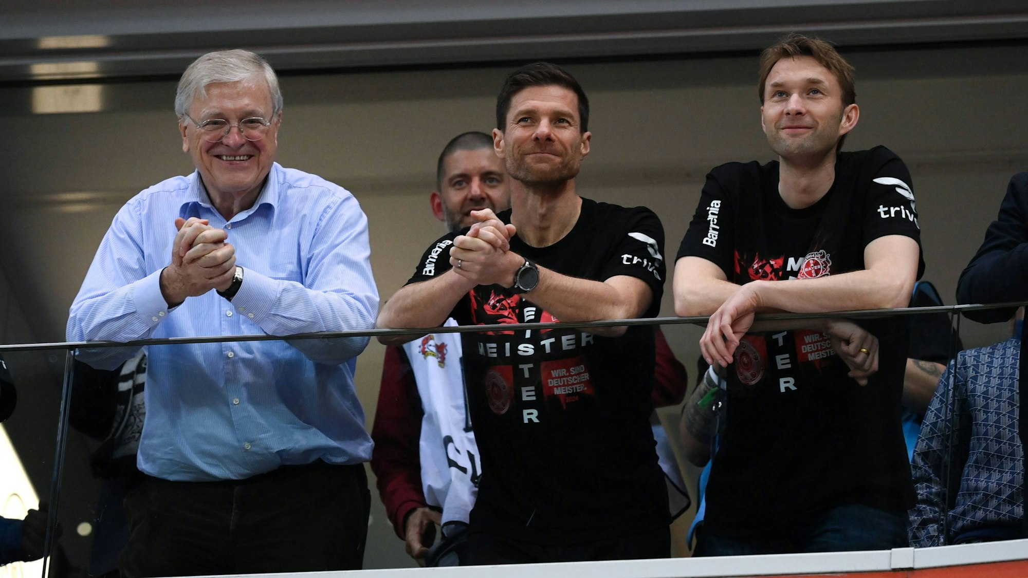 Werner Wenning Vorsitzender des Gesellschafterausschusses von Bayer 04 Leverkusen, Trainer Xabi Alonso Bayer 04 Leverkusen und Sportdirektor Simon Rolfes (v.l.)