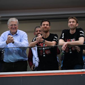 Werner Wenning Vorsitzender des Gesellschafterausschusses von Bayer 04 Leverkusen, Trainer Xabi Alonso Bayer 04 Leverkusen und Sportdirektor Simon Rolfes (v.l.)