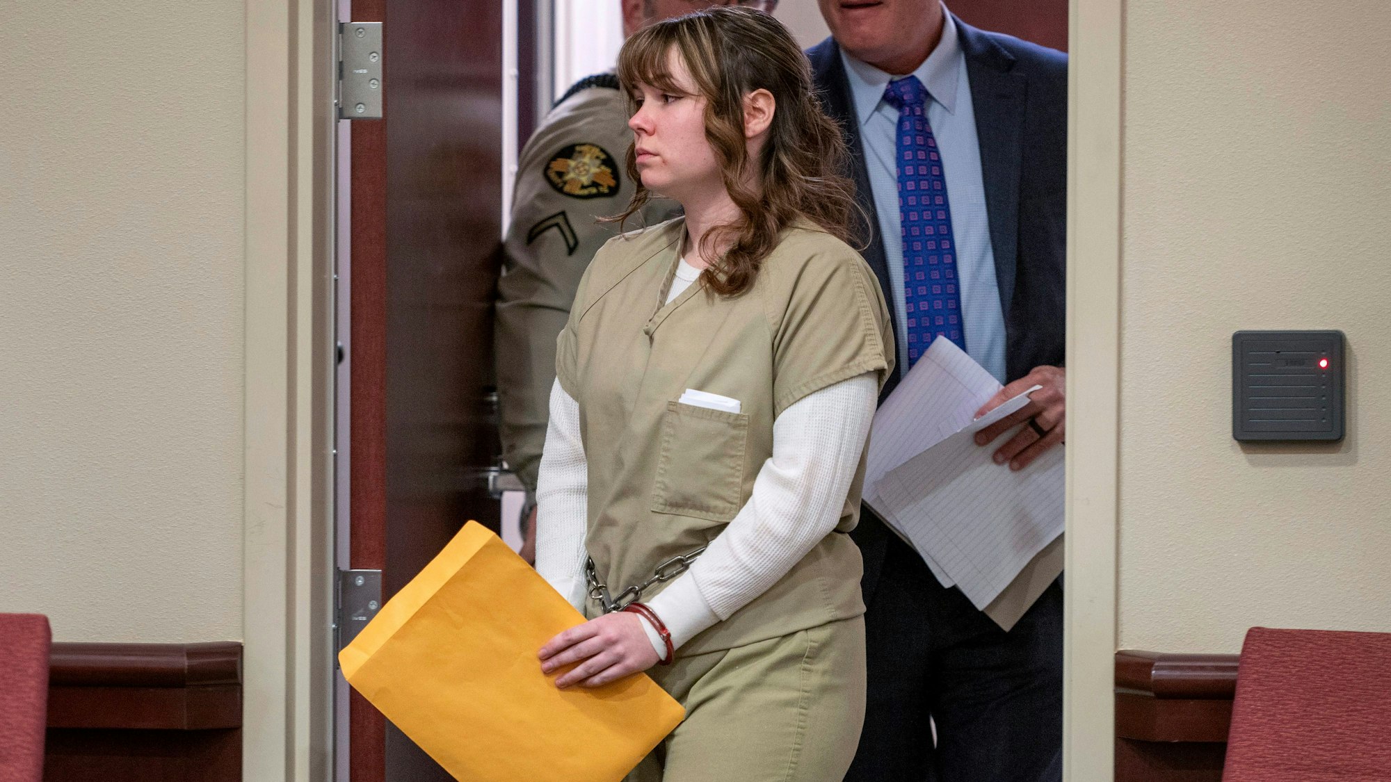 Waffenmeisterin Hannah Gutierrez-Reed betritt einen Raum vor Gericht.