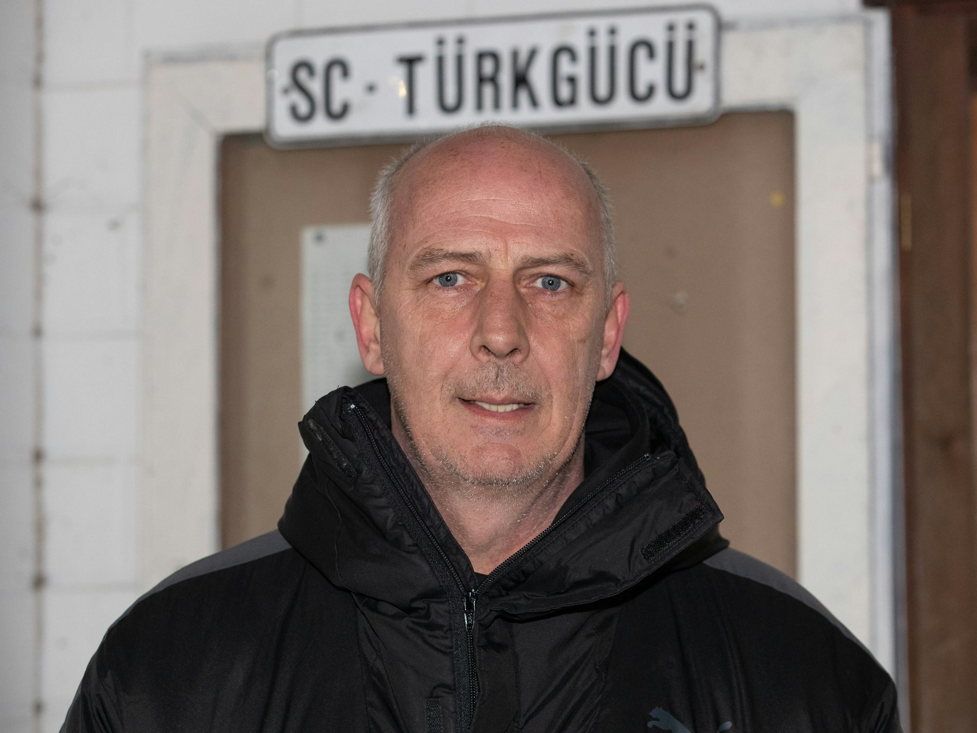 Mario Basler steht vor dem Vereinsheim des SC Türkgücü Osnabrück