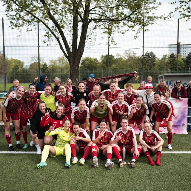 Fortuna Kölns Fußballerinnen feiern ihren 4:2-Heimsieg gegen Bayer 04 Leverkusen II.