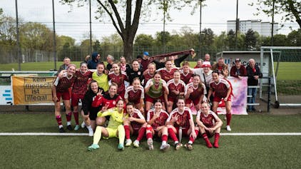 Fortuna Kölns Fußballerinnen feiern ihren 4:2-Heimsieg gegen Bayer 04 Leverkusen II.